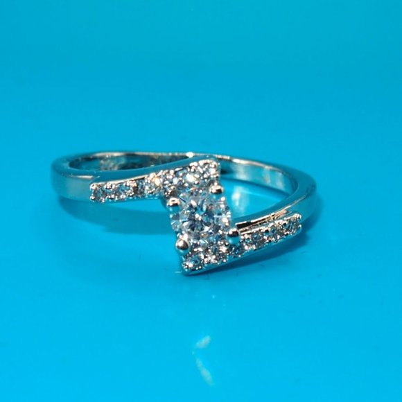 Gorgeous Ladies Diamond Ring .925 Solid Sterling Silver - Picture 4 of 5